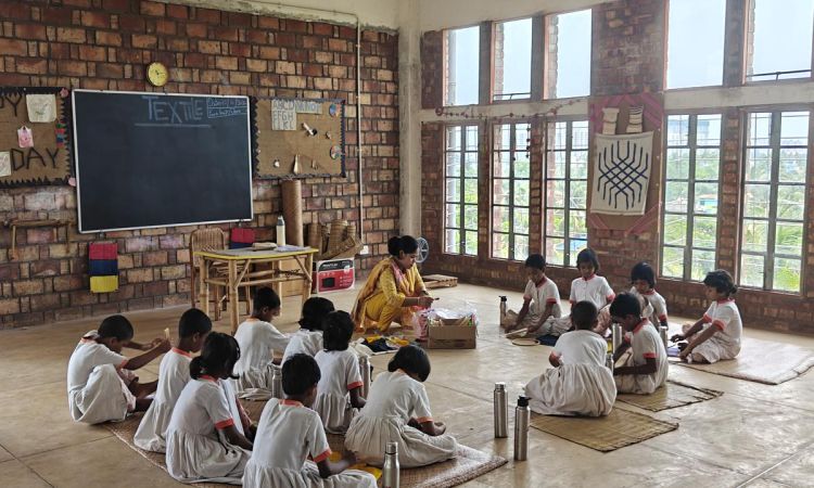 کتابوں سے آگے: کس طرح کولکتہ کا ایک اسکول لڑکیوں کو خود انحصاری کا مستقبل بنانے کے لیے سکھا رہا ہے۔