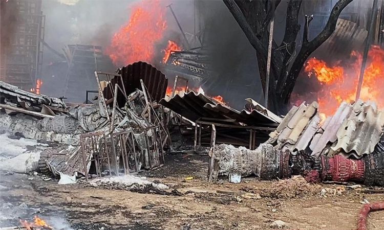 چادر گھاٹ میں کار گودام میں زبردست آگ بھڑک اٹھی، کوئی جانی نقصان نہیں ہوا۔