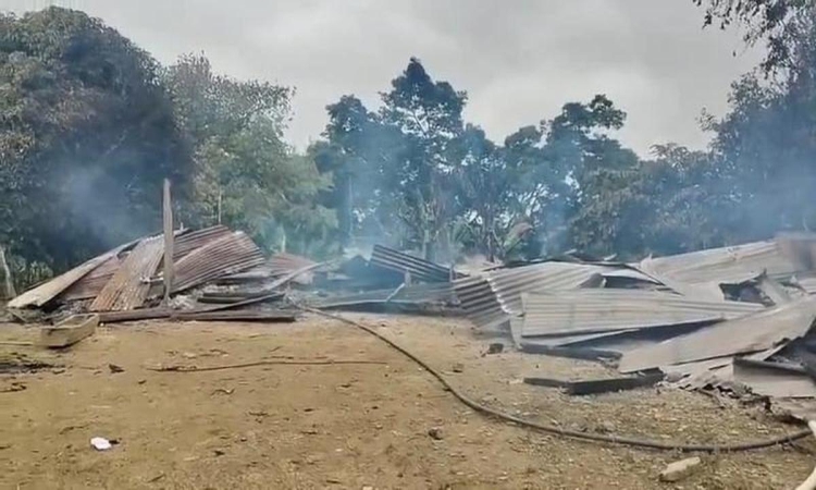 منی پور کے نونی ضلع میں کوکی گاؤں کو صبح سے پہلے کے حملے میں نذر آتش کر دیا گیا۔