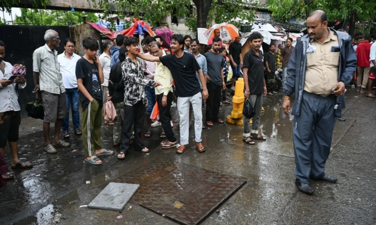 ممبئی میں بارش: مین ہول میں گر کر ایک شخص کی موت بی ایم سی کے چار اہلکار معطل ممبئی میں بارش: مین ہول میں گر کر ایک شخص کی موت بی ایم سی کے چار اہلکار معطل