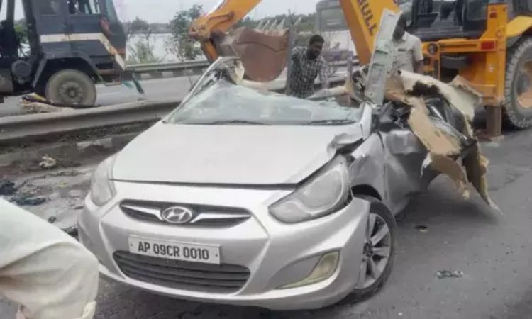 "نلگنڈہ میں ہولناک سڑک حادثہ: بے قابو بس کی کار کو ٹکر، 4 افراد جاں بحق”