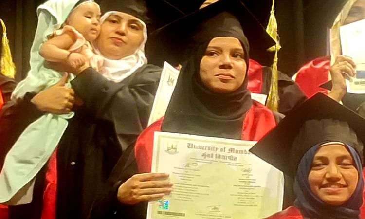 بیٹی کو گود میں لے کر ماں نے لی ڈگری. شادی، مادریت اور گھریلو ذمہ داریوں کے باوجود رحمت النساء رجب نے جاری رکھا تعلیم کا سفر؛ ممبئی یونیورسٹی کی تقریب میں یادگار منظر
