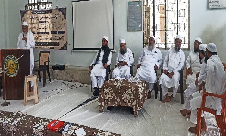 با صلاحیت افراد خود کو ملت کے لیے نافع بنائیں اور مساجد کو مرکز بنا کر کام کریں.