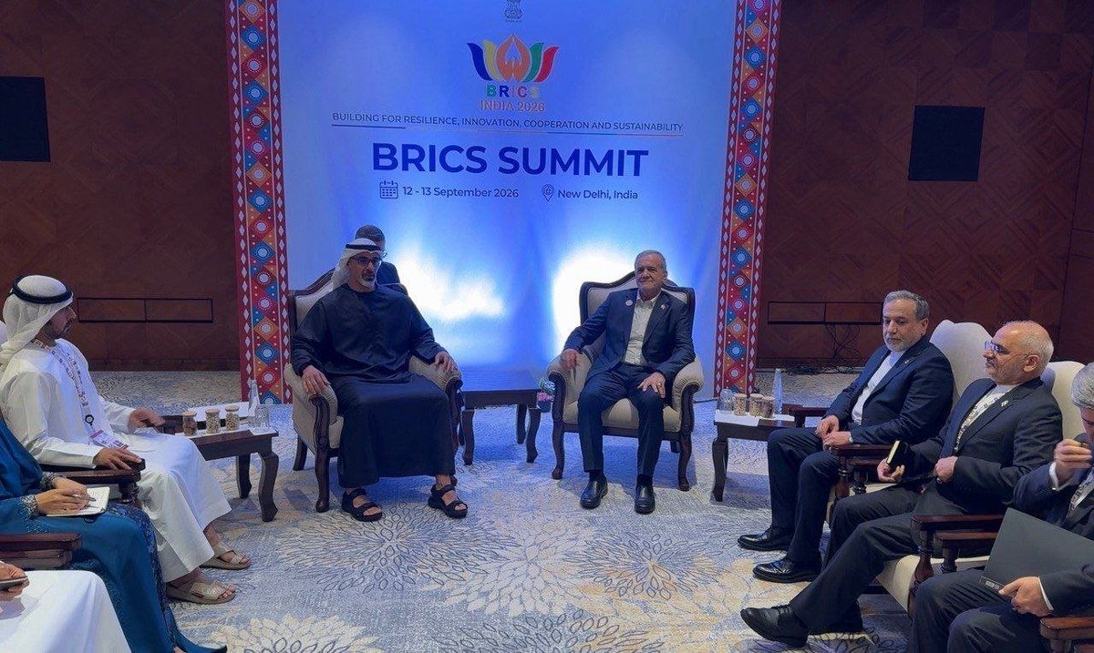 فوٹو:  برکس سربراہی اجلاس کے دوران، ایران کے صدر مسعود پزشکیان نے متحدہ عرب امارات کے ولی عہد شیخ خالد سے ملاقات کی۔